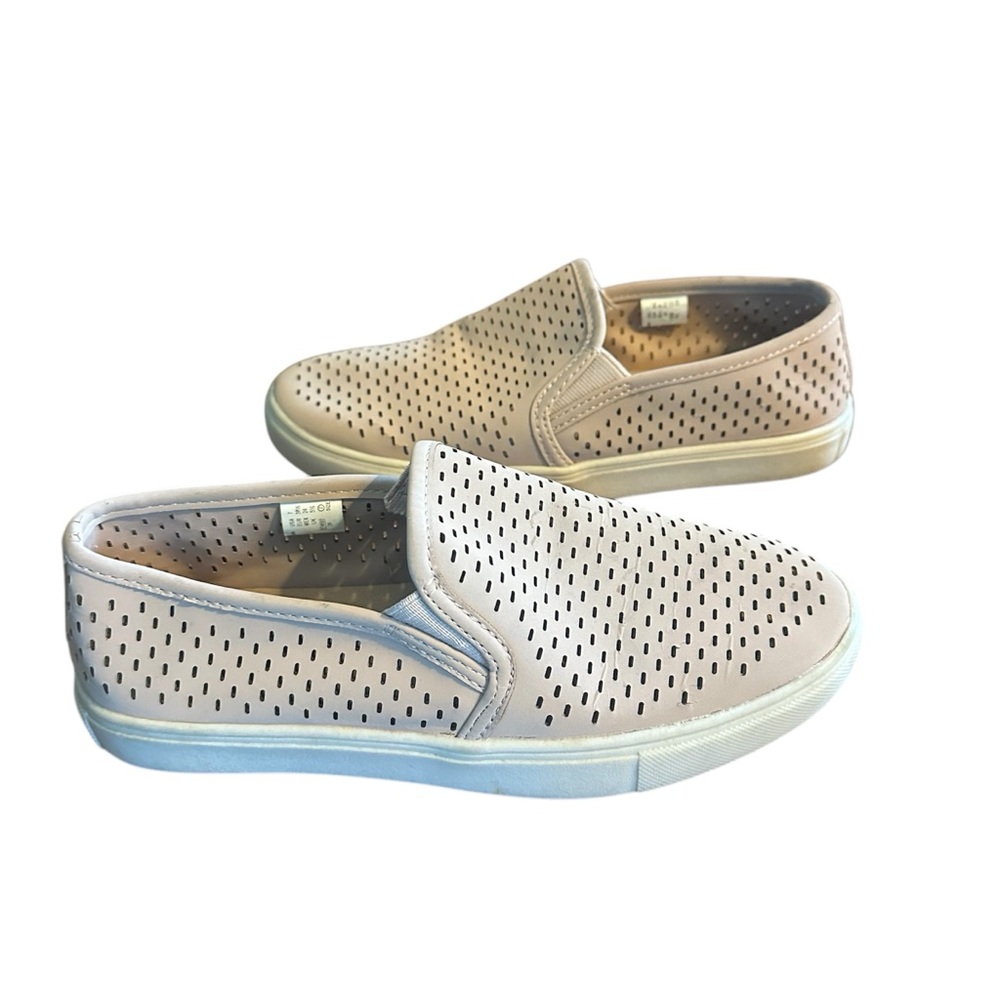 Tan and white slip-on sneakers with perforated pleather detail #preppy sized 7